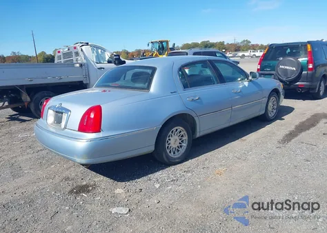 1998 Lincoln Town Car Signature z USA, uszkodzony, nr VIN 1LNFM82W3WY622452